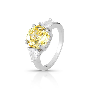 Anel com zircônia citrino rose cut e zircônia lateral cristal e banho de ródio branco