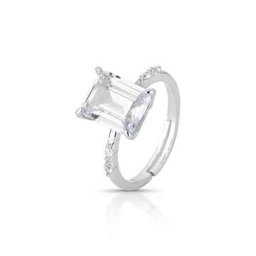 Anel retangular cristal e lateral cravejada com banho de ródio branco