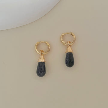 Brinco argola Isla mini com pingente em pedra natural goldstone azul e banho de ouro 18k