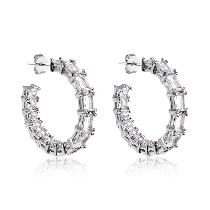 Brinco argola Luxo com zircônia retangular cristal e banho de ródio branco