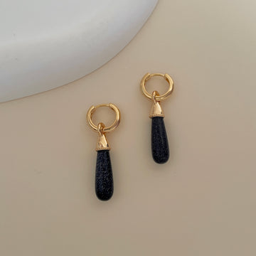 Brinco argola Isla maxi com pingente em pedra natural goldstone azul e banho de ouro 18k