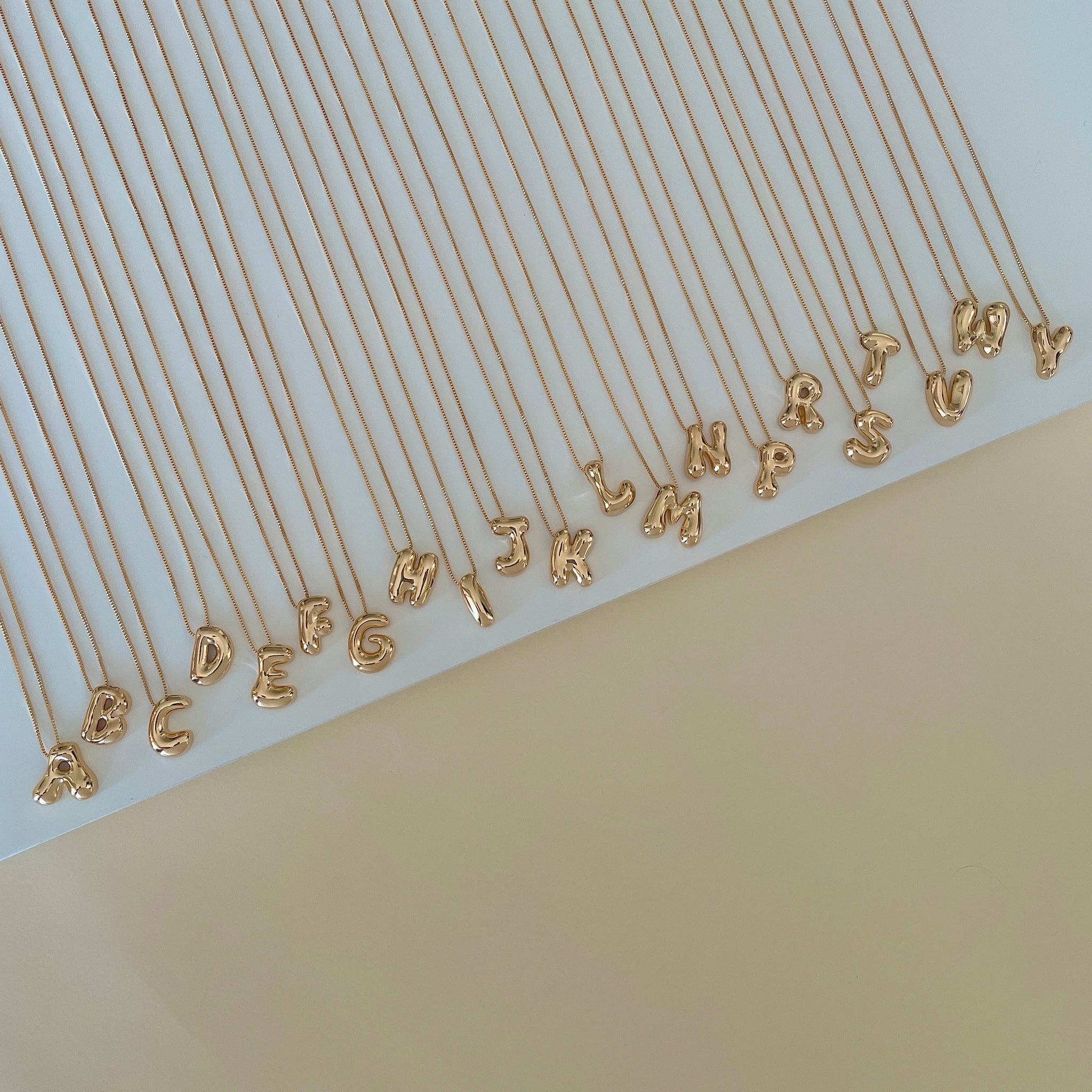 Colar letra orgânia Bold lisa com banho de ouro 18k
