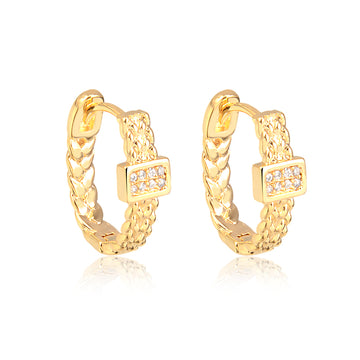 Brinco argola trabalhada com retângulo cravejado com banho de ouro 18k