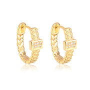 Brinco argola trabalhada com retângulo cravejado com banho de ouro 18k