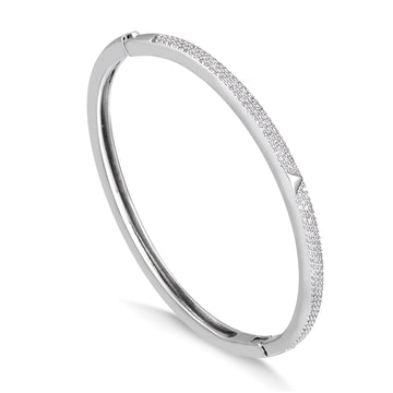 Pulseira bracelete cravejado com detalhe v liso e banho de ródio branco