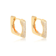 Brinco argola quadrada G metade cravejada em ouro 18k