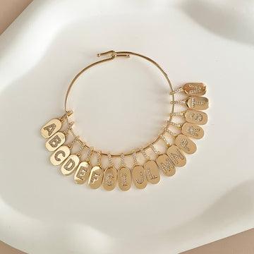 Pulseira com pingente letra com banho de ouro 18k