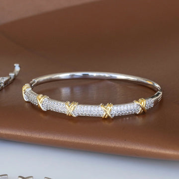 Pulseira bracelete Luxo inspired cravejado com zircônia cristal e banho de ródio branco e detalhes em X dourados