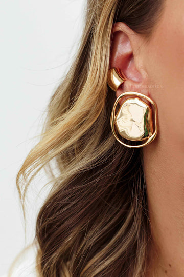 Brinco oval orgânico liso dourado