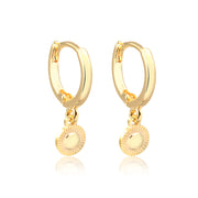 Brinco argolinha oval trabalhado com banho de ouro 18k