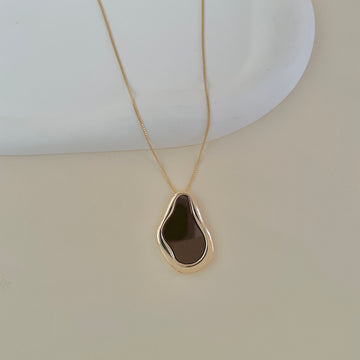 Colar orgânico com resina marrom e banho de ouro 18k