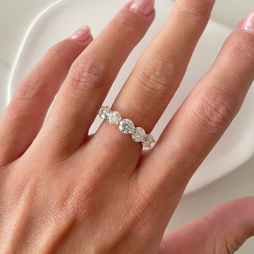 Anel MOISSANITE meia aliança em prata 925
