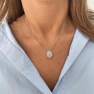 Colar Nossa Senhora cravejado com detalhe dourado e banho de ródio branco