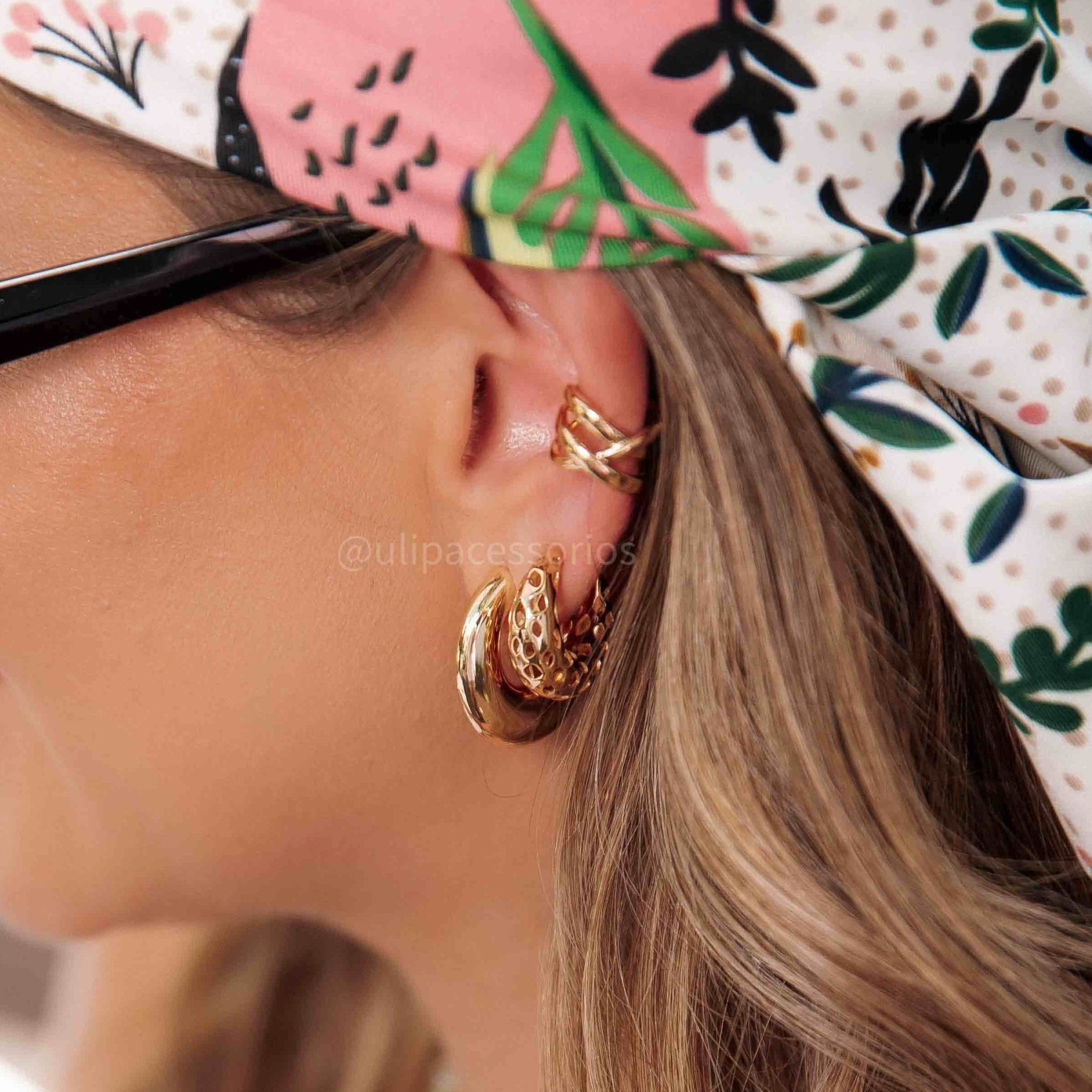 Brinco argola lisa bold vírgula dourado