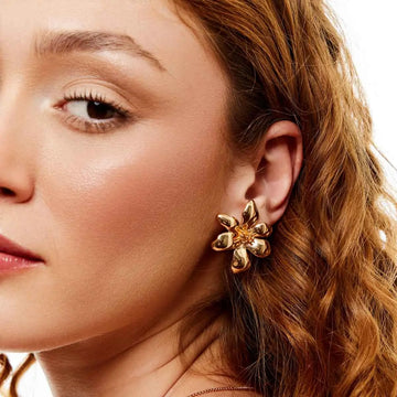 Brinco flor com banho de ouro 18k