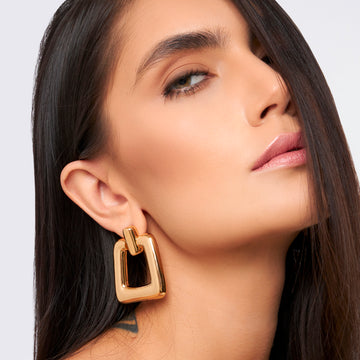 Brinco Maxi quadrado liso vazado com banho de ouro 18k
