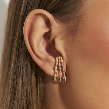 Brinco ear hook triplo cravejado com banho de ouro 18k