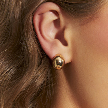 Brinco oval liso com banho de ouro 18k