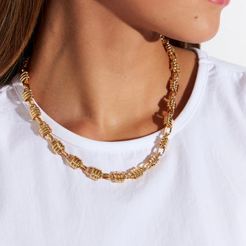 Colar elos com detalhes entrelaçados dourado