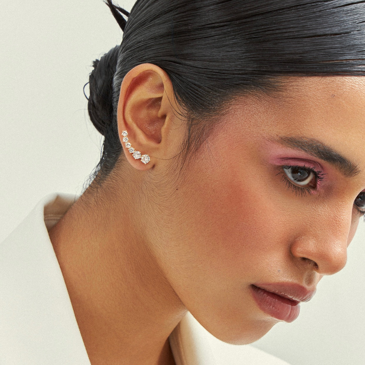 Brinco ear cuff ovais com zircônia cristal e banho de ouro 18k