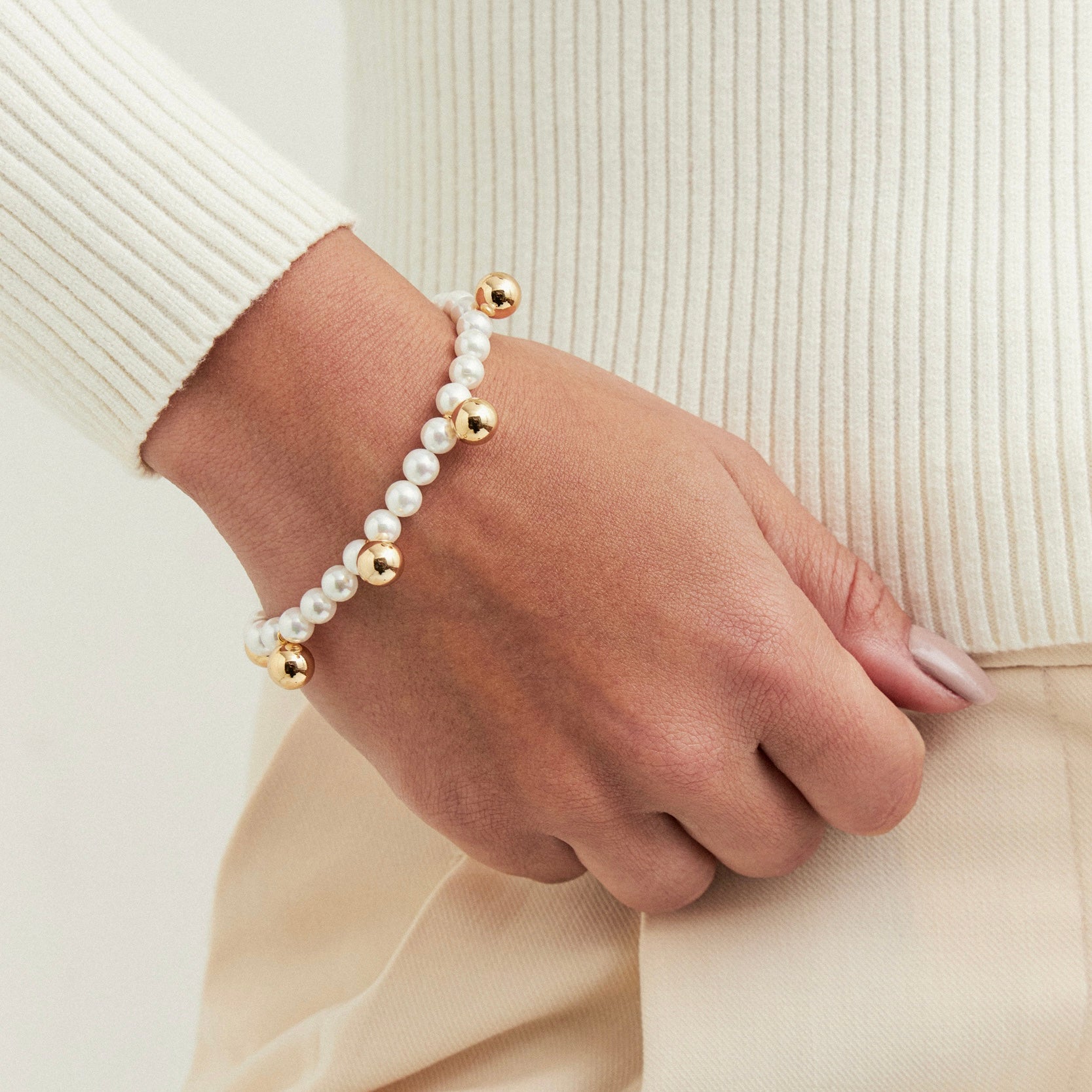 Pulseira pérolas e esferas com banho de ouro 18k