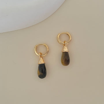 Brinco argola Isla mini com pingente em pedra natural olho de tigre e banho de ouro 18k