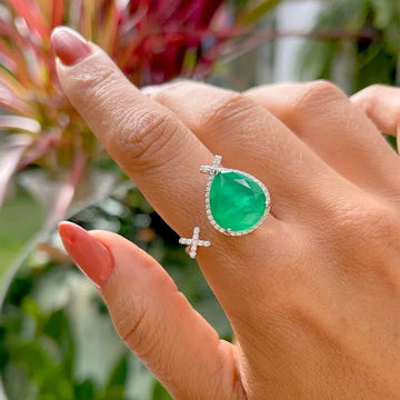 Anel prata 925 gota esmeralda com x cravejado em ródio branco