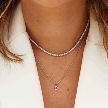 Colar mini gota cravejada vazada com banho de ródio branco