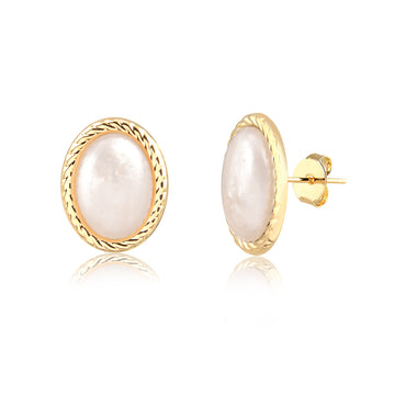 Brinco oval na cor madrepérola com banho de ouro 18k