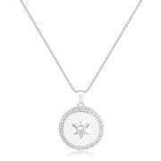 Colar medalha estrela com entorno cravejado com banho de ródio branco