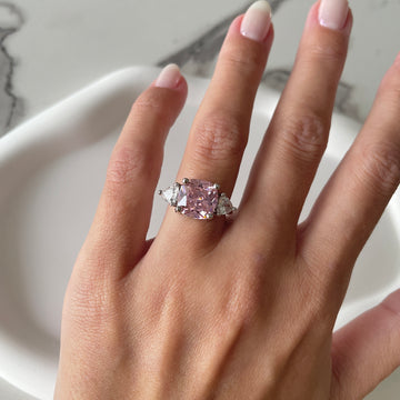 Anel quadrado rosa e triângulo cristal com banho de ródio branco