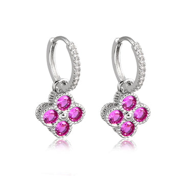 Brinco argola cravejada com pingente trevo turmalina rosa com banho de ródio branco