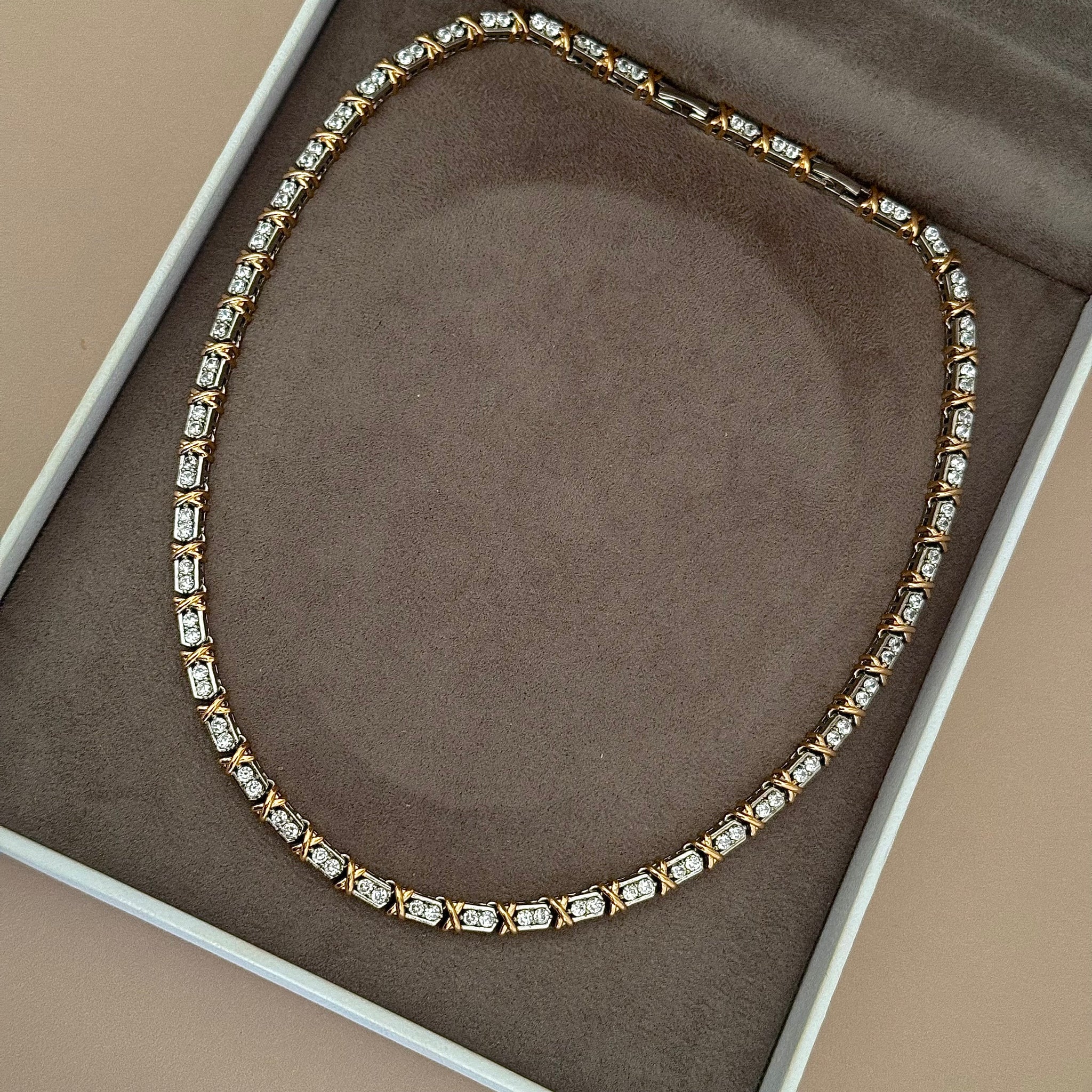 Colar riviera Antônia com detalhe x dourado e banho de ródio branco