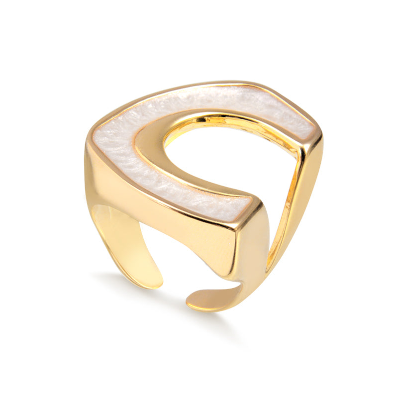 Anel resina nude em forma de C com banho de ouro 18k