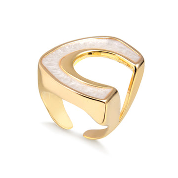 Anel resina nude em forma de C com banho de ouro 18k