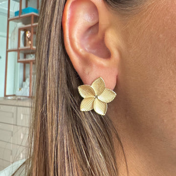 Brinco flor texturizada com banho de ouro 18k