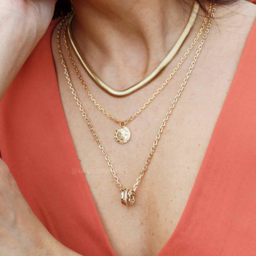 Colar com pingente triplo liso e cravejado e elos dourado