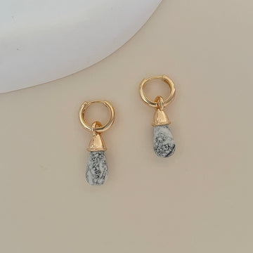 Brinco argola Isla mini pingente em pedra natural howlita e banho de ouro 18k