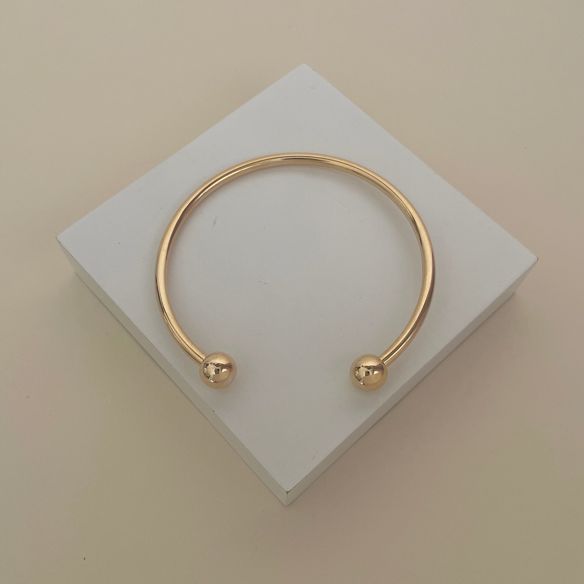 Pulseira bracelete liso esferas ponta com banho de ouro 18k