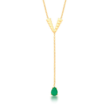 Colar gravatinha V escamas lisas e gota esmeralda com banho de ouro 18k