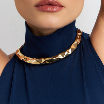 Colar meio aro liso facetado com banho de ouro 18k