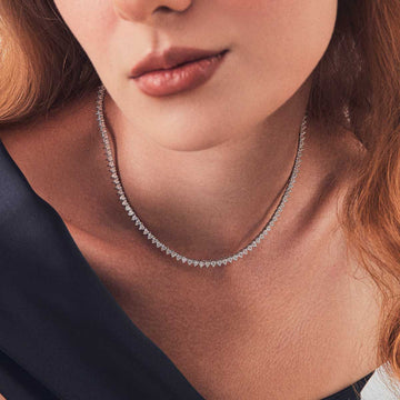 Colar Riviera prata 925 com zircônia cristal em formato de coração, trama rigida e banho de ródio branco, 40cm de comprimento e 3mm de espessura