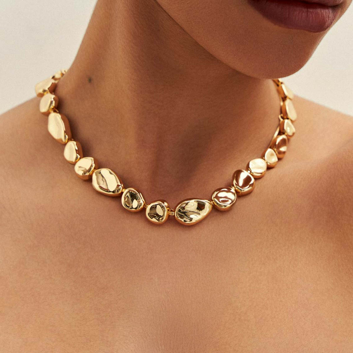 Colar ovais lisos orgânicos com banho de ouro 18k