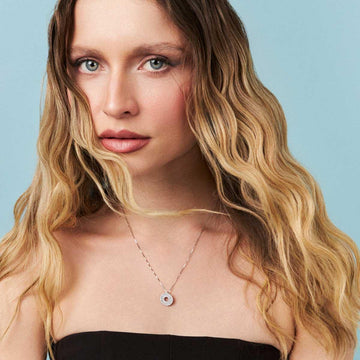 Colar oval cravejado vazado em prata 925 com banho de ródio branco