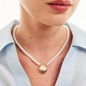 Colar pérolas com concha e banho de ouro 18k