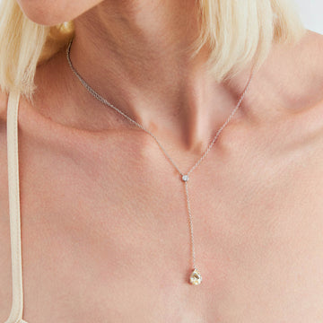 Colar gravatinha em prata 925 com gota na  zircônia cor citrino e banho de ródio branco