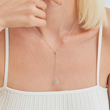 Colar gravatinha em prata 925 com gota na zircônia cor turmalina clara e banho de ródio branco
