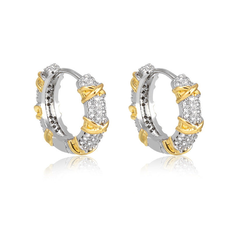 Brinco argola G cravejada com detalhe X dourado e banho de ródio branco