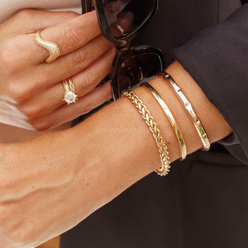 Pulseira bracelete slim liso com V cravejado dourado