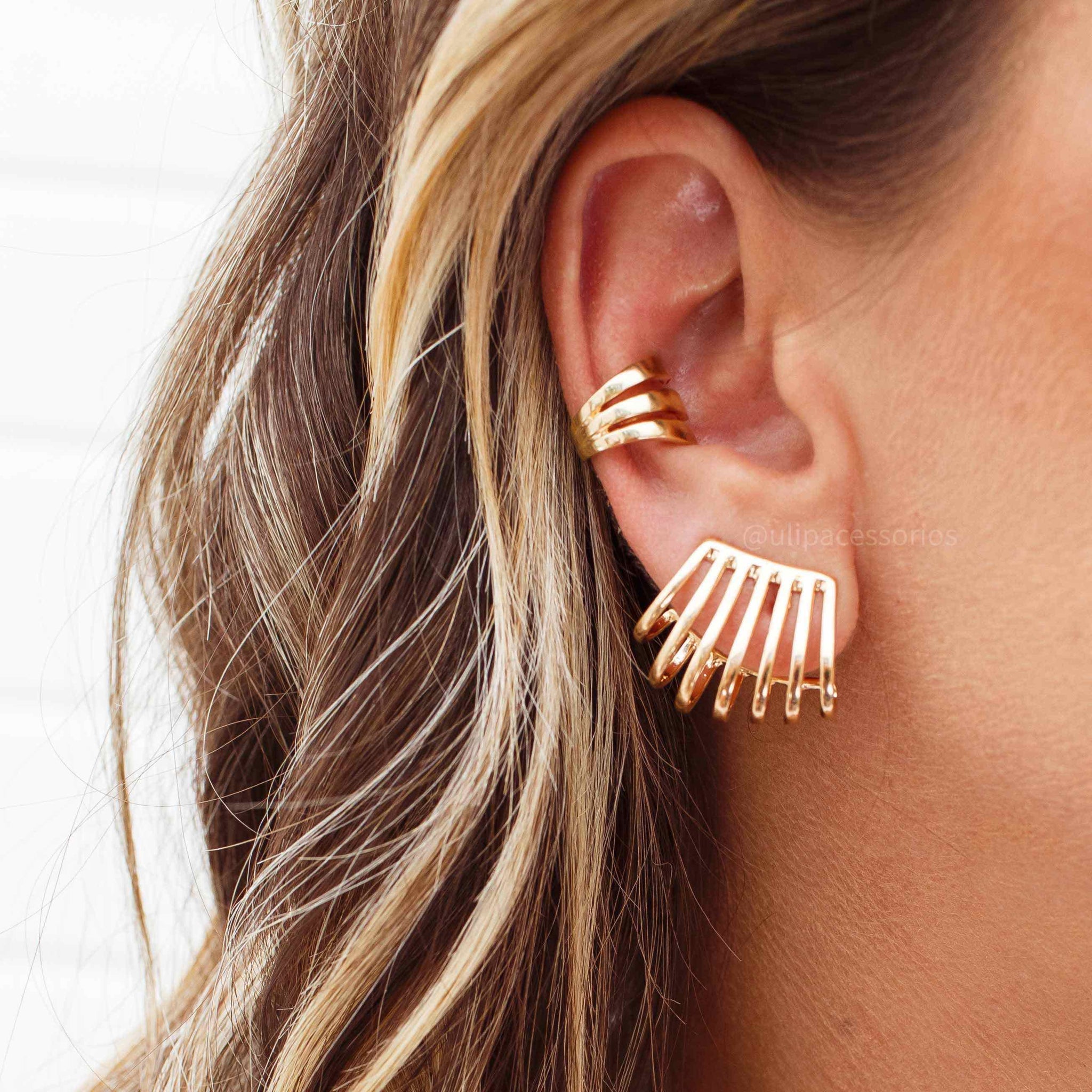 Brinco envolvente linhas lisas dourado